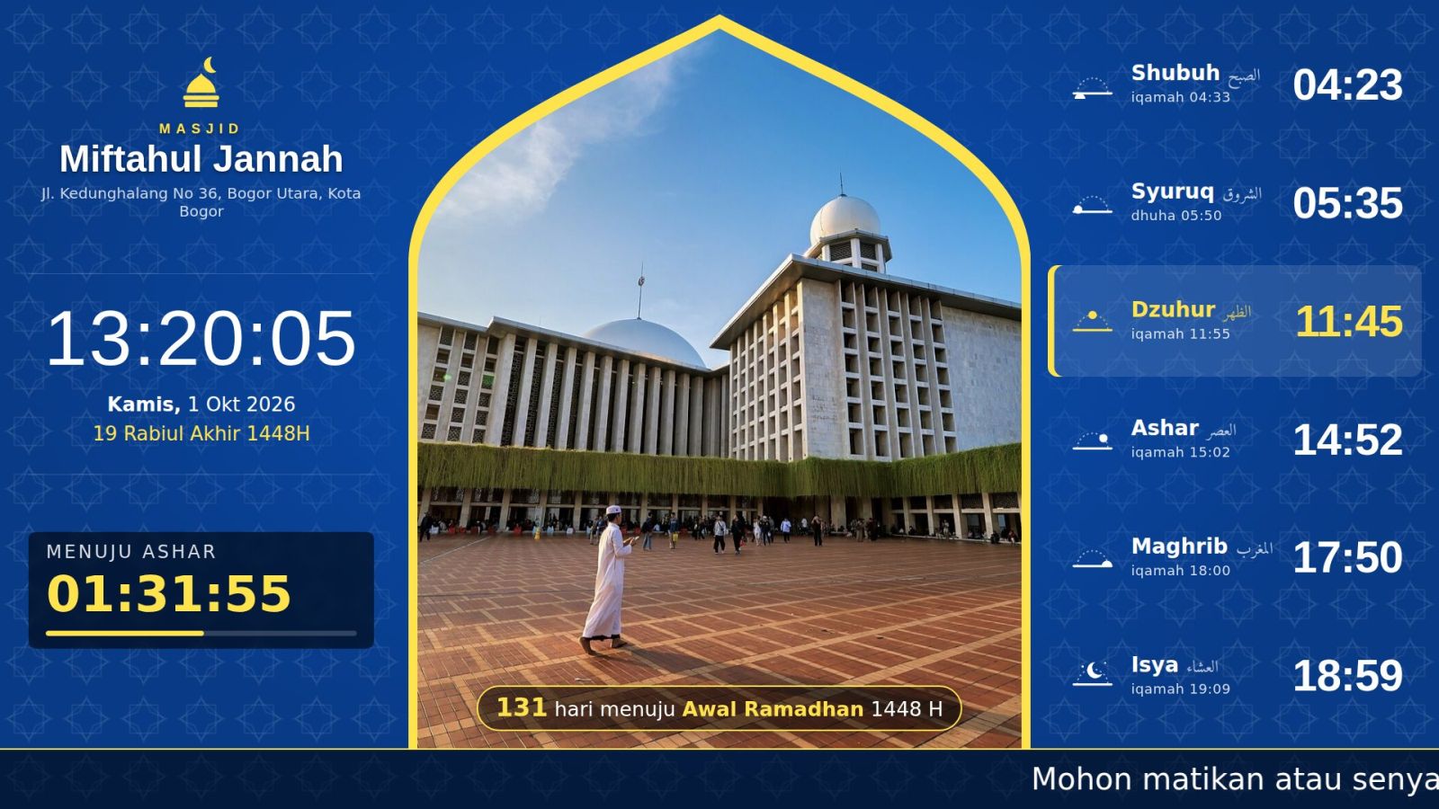 Layar TV masjid menampilkan jadwal sholat, jam, hitung mundur, dan foto Masjid Istiqlal
